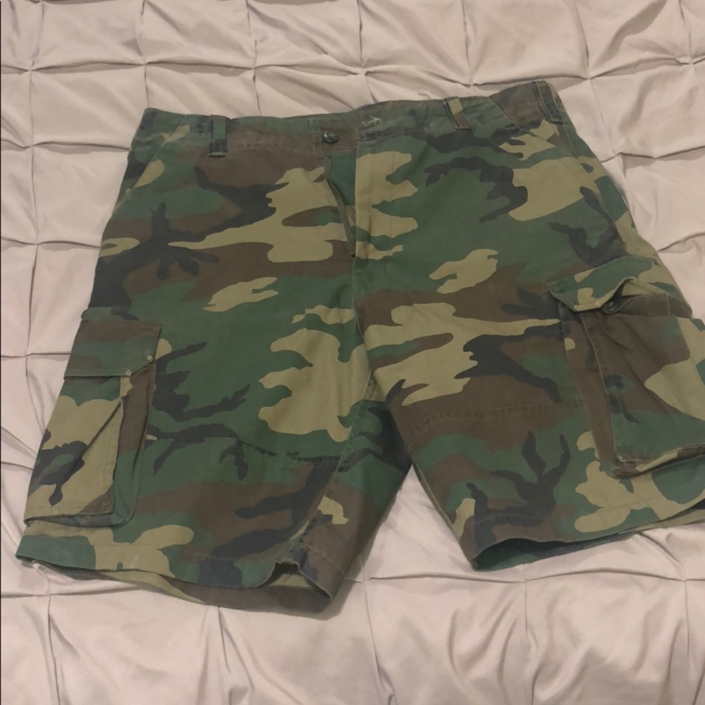 Cargo camouflage shorts size M (31-35 waist)